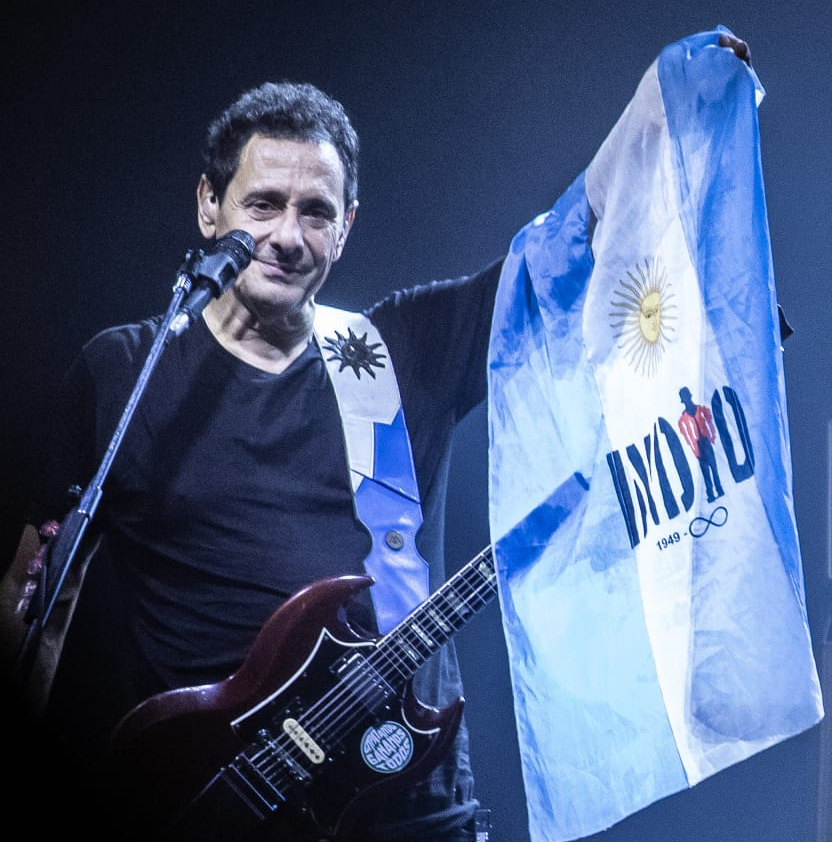 Todos los días es día de la bandera con Divididos