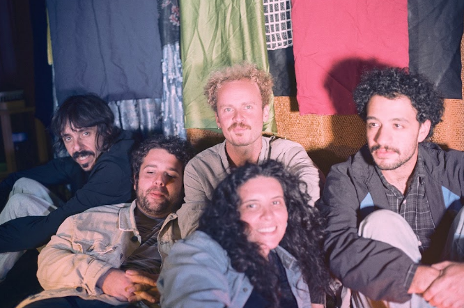 Gueersh convierte la improvisación en método de composición en “Macarrão de Guerrilha”
